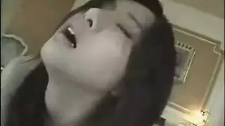 فتيات آسيويات شهوانيات يدلكن شرجهن الضيقة في فيلم إباحي