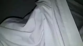 اب ينيك طيز ابنته وهي نائمة