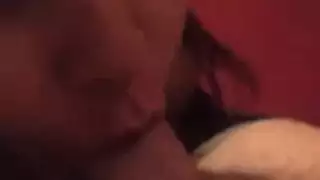 شقراء هاوية تستعرض شعر كسها في غرفة النوم بمفردها
