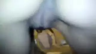 امرأة سمراء ساخنة تفرج شفراتها لعشاق الأفلام الإباحية