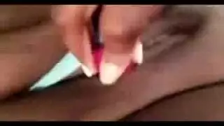 إبنوسية ممتلئة الجسم تستمني بعضو صناعي عملاق في مهبلها
