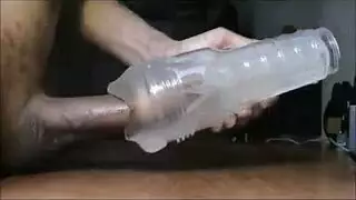 يستخدم الياسمين هزاز لجعل مهبلها الرطبة هنا في المنزل، حتى تصنعها