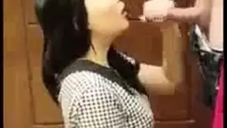 فتى صيني يتمدد فتحته الضيقة في فيلم إباحي