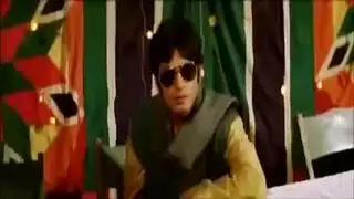 مفلس وجائع لتلقي سائل أبيض كثيف على وجهه