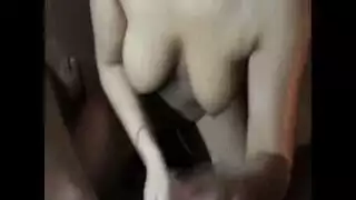 زوجة ملولة تلهو بكستها المبللة بعنف
