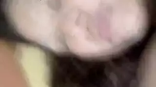 زوجة الأب تصور بينما تركب ابنتها الزوجة قضيب زوجها