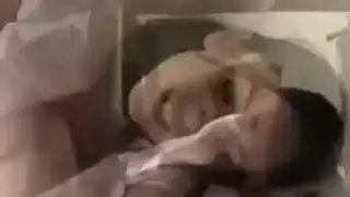 فتاة بيضاء ممحونة لها صدر كبير