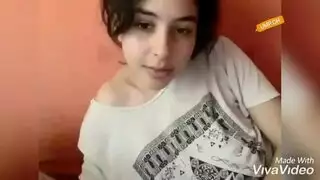 رجل يدخل على رجل وهو نايم