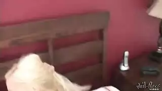 كشف عن كلسون فاضح: الشباب يتوسلون لفرجها