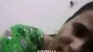 عاهرة ناضجة تفتح ساقيها وتستمني على الأريكة