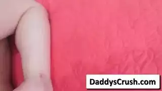 شقراء ذات أثداء ضخمة تأخذ قضيبًا غليظًا بجانب المحيط
