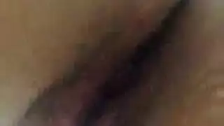 كشف عن أثداء عارية ضخمة على السرير في مقطع صريح