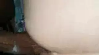 لعق مكثف يؤدي إلى قذف على ثدييها