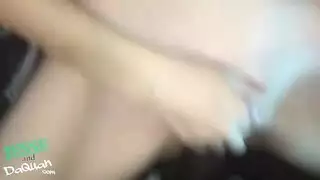 حركة لسان ربة المنزل ذات الصدر الكبير تجعل بي بي سي صلبة وتُقدم التقارير