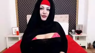 إباحية كاميرا ويب عربية: فتاة محجبة ممتلئة تبلع قضيبًا كبيرًا حتى الحلق