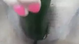 فتاة عربية تأخذ خيارًا وشمعًا في كسها