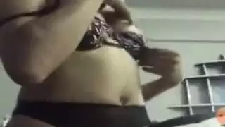 فتى تركي مثير يكشف عن صدره العاري أثناء البث