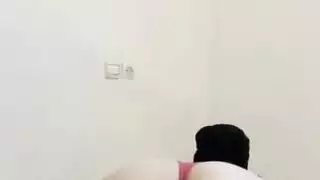 فتاة عربية ترتدي الحجاب تقدم مؤخرتها المثيرة لوضعية الكلب
