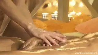 فرك الجسم بالكامل يؤدي إلى جنس كلبي قاسٍ