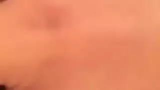 فيديو إباحي من الخليج الفارسي: إصبع في فرجها المبلل على سرير الفندق