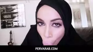 مهارات فيكتوريا يونيو الفموية و مهبلها تتولى قضيب عربي شاب