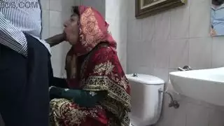عاهرة تركية تحصل على مهبلها مضروب بقوة من قبل رجل أسود في العلن