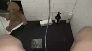 مع الجسم المثالي يستمني لها ضيق في سن المراهقة كس قبل دش