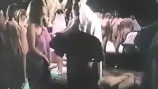 السلطان يختار العبيد لعرس جماعي جنسي عنيف