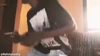 العذراء الوقحة تأخذ جرعتها اليومية من قضيب رجلها