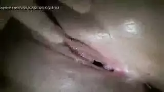 مراهقة إبوني صغيرة تُلمس وتُلعق بقضيب أبيض قاسٍ