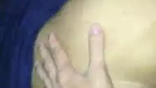 عاهرة صغيرة تدعو شابين لثلاثي إباحي في سرير والدها