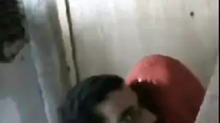 يزنق عشيقته في المحل وينيكها