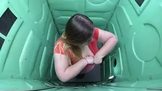 ثلاثي في المرحاض: سحاقيات شقراء ينكت بقوة وعمق