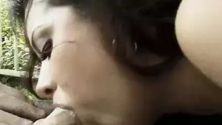 جنس خارجي صريح: لحس زميلتي في العشب