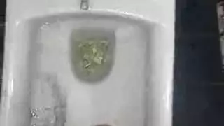 أقرن ناضجة التبول على القميص