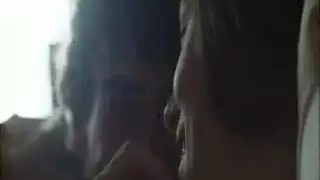 جاسمين تدلع بظرها بقوة بينما صديقها يستمني