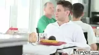 إمرأة تصارح ابن زوجها أن وبه أكبر من زب والله وينيكها في كسها