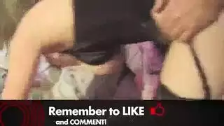 شقراء متلهفة تمارس الجنس مع غريب خلف ظهر صديقها