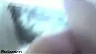 زوجان هنديان في جلسة إباحية صارمة في غرفة نومهما