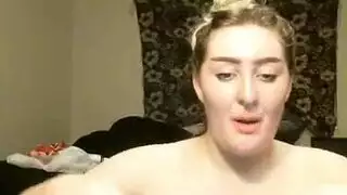 أرادت قضيبه مبللًا، لذا تعرت هذه الشقراء بالكامل