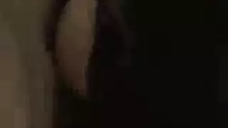 ١٠ أنين عالٍ أثناء الدك العميق في ثلاثي صريح