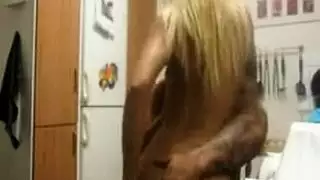 شقراء ذات ثديين ومؤخرة ضخمة تأخذ ضرب قضيب عميق