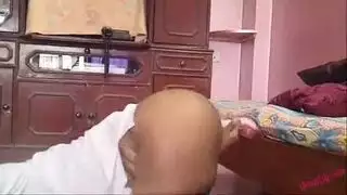 الحارس يضرب نجمه إباحية بدل أداء مهامه