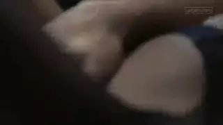 بنت تنشد من سروالها