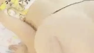 تفريش خديها المشدودين على الكنبة لجلسة إباحية