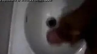 مراهق يلعب بقضيبه علناً لأجل نساء متزوجات