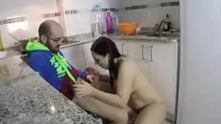 زوج ينيك مراته و هي بترضع ابنه الصغير