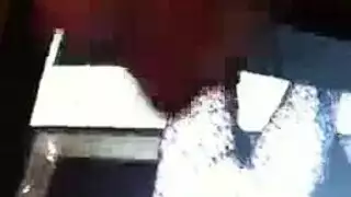 لعبة جنس مقيدة: مايلي سايروس تخدم الزب في القبو