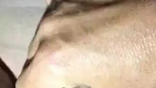 جينا الصغيرة تتوسل لقضيب الرجل العجوز الكبير في مشهد حمام زلق