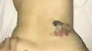 لاتينا النحيلة تحصل على كريمة على حصيرة التمرين